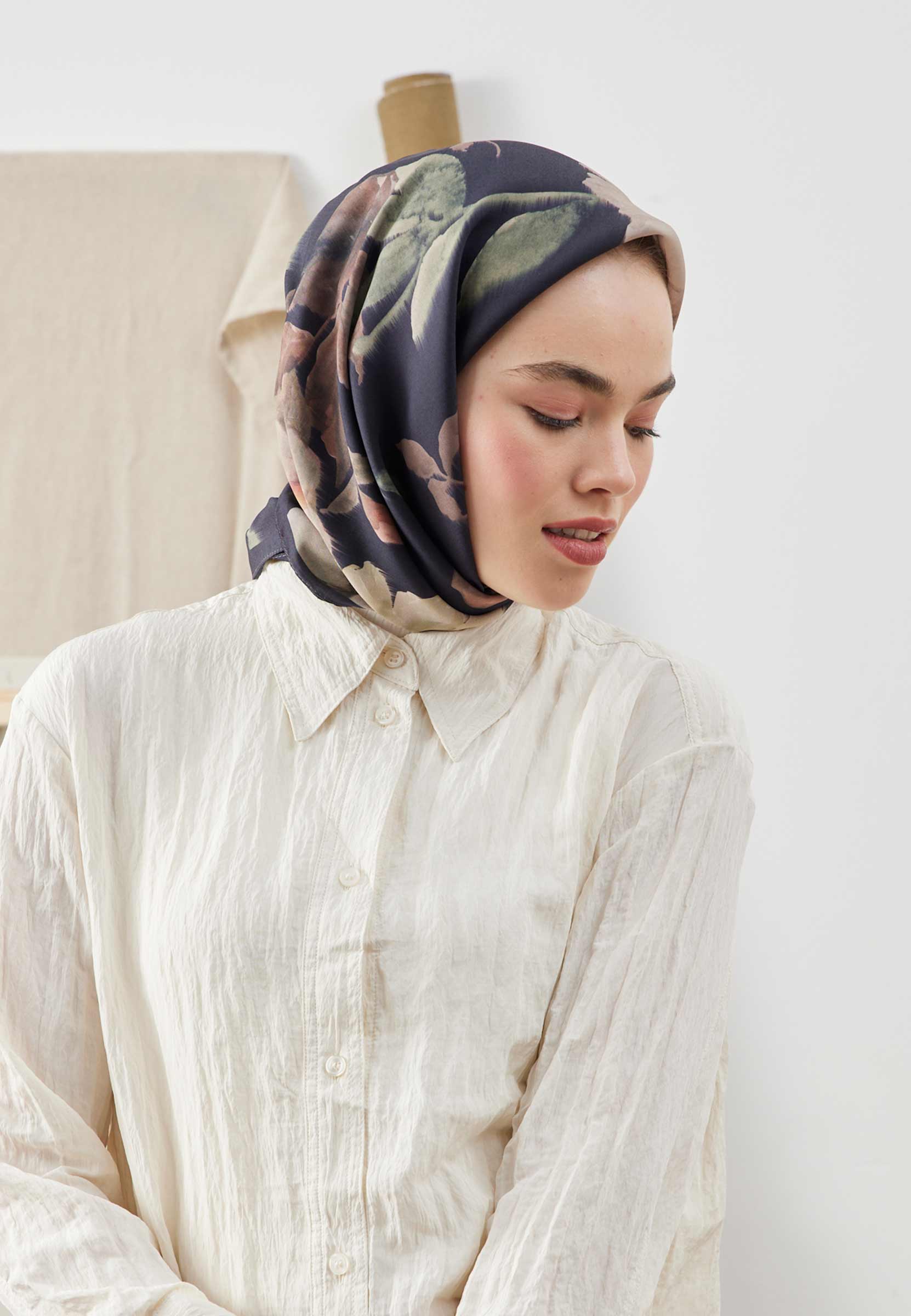 Siyah Soft Garden Desen Pamuk İpek Eşarp