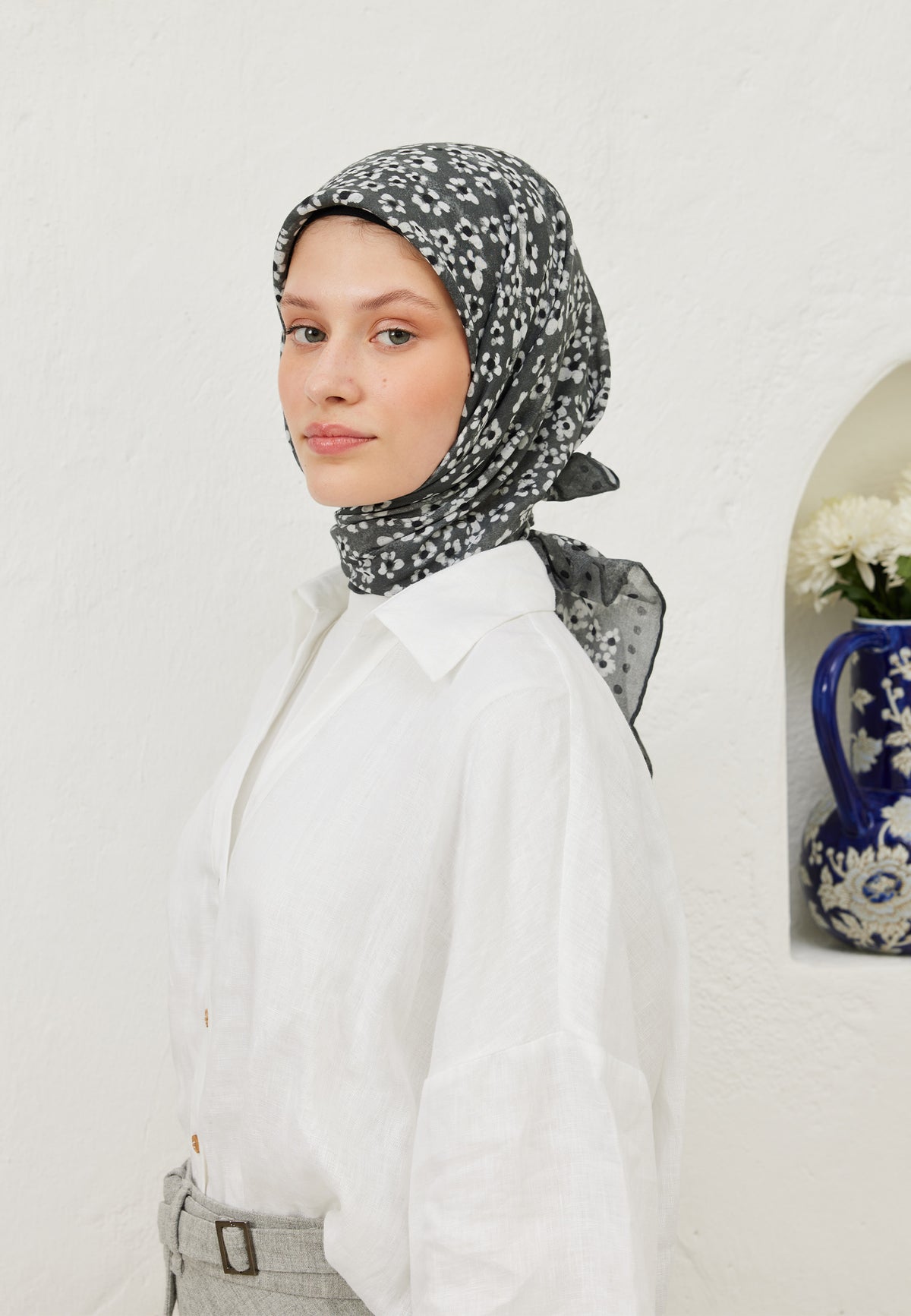 Gri Daısy Garden Desen Pamuk Vual Eşarp