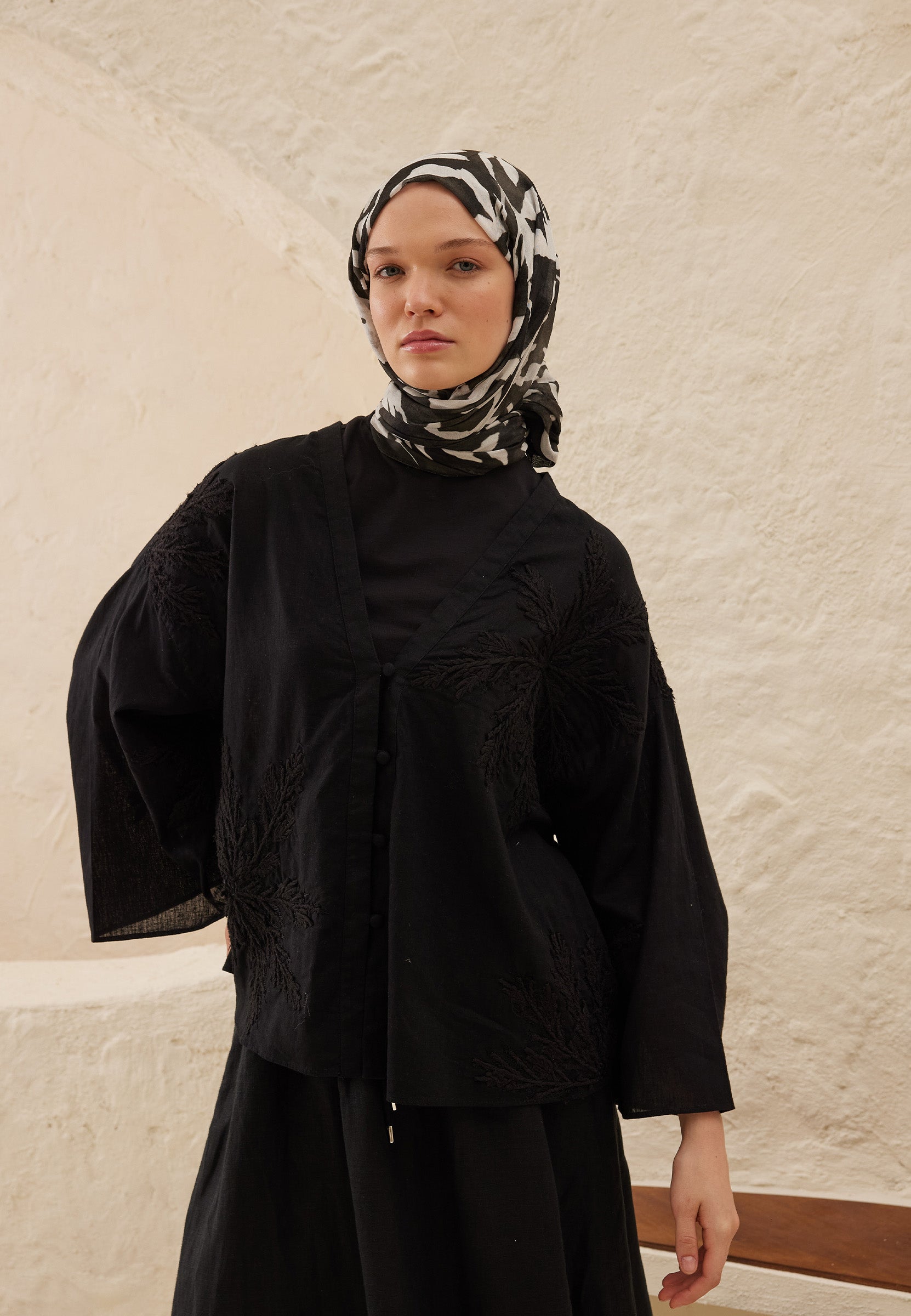 Siyah Petunia Desen Rami Şal