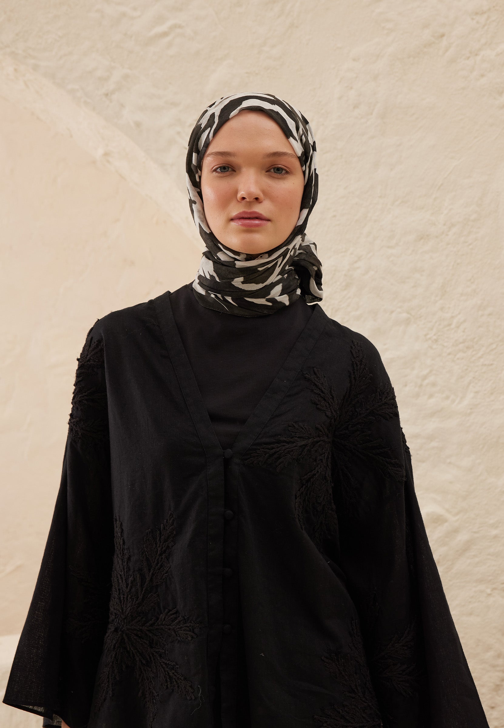 Siyah Petunia Desen Rami Şal