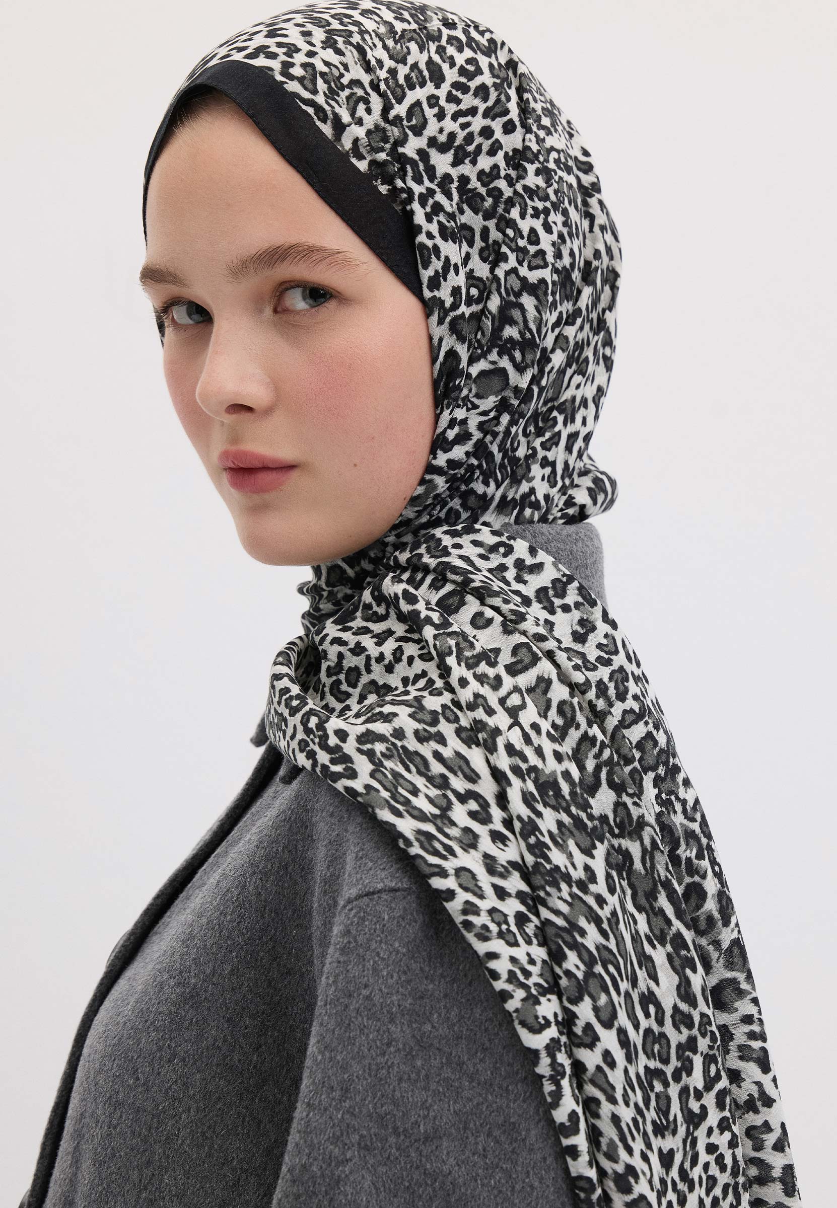 Siyah Tıny Leopar Desen Şal