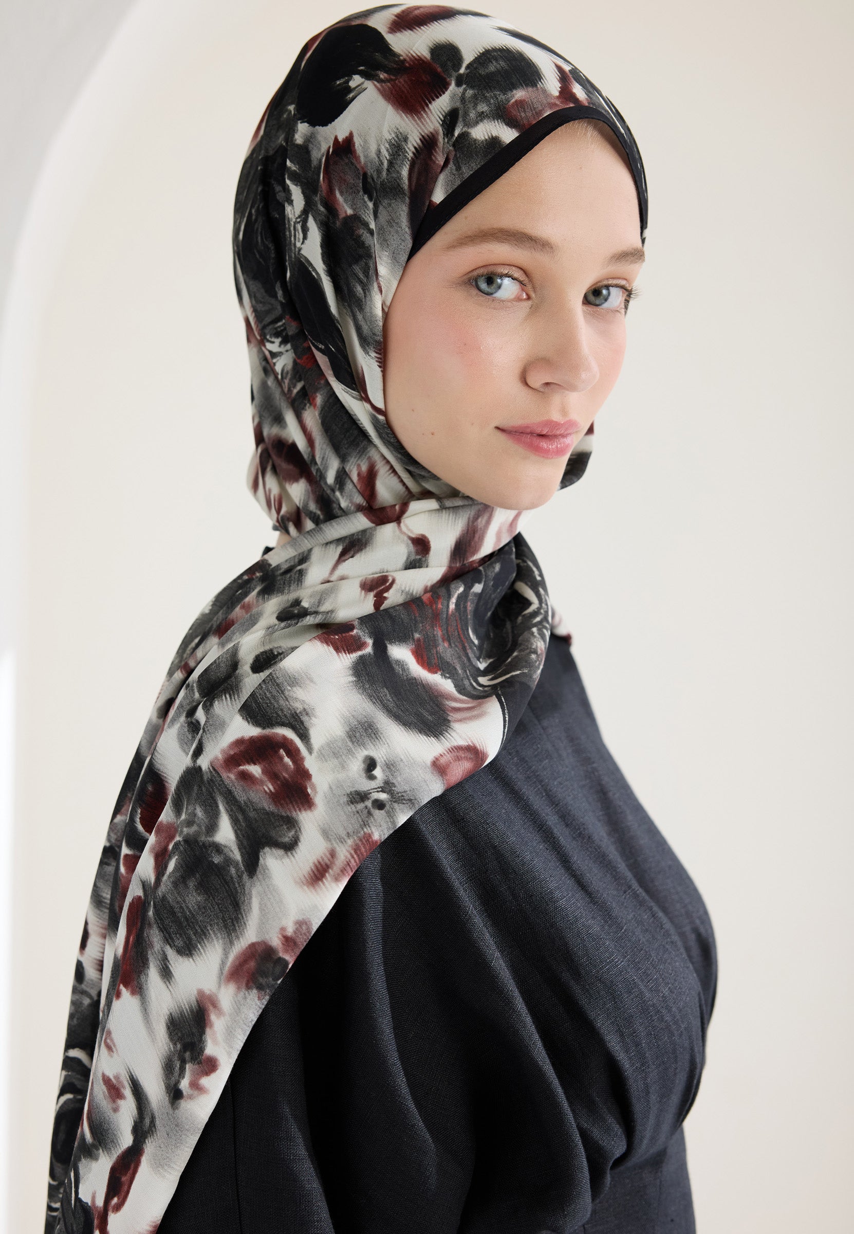 Siyah Dark Rose Floş Viskon Şal