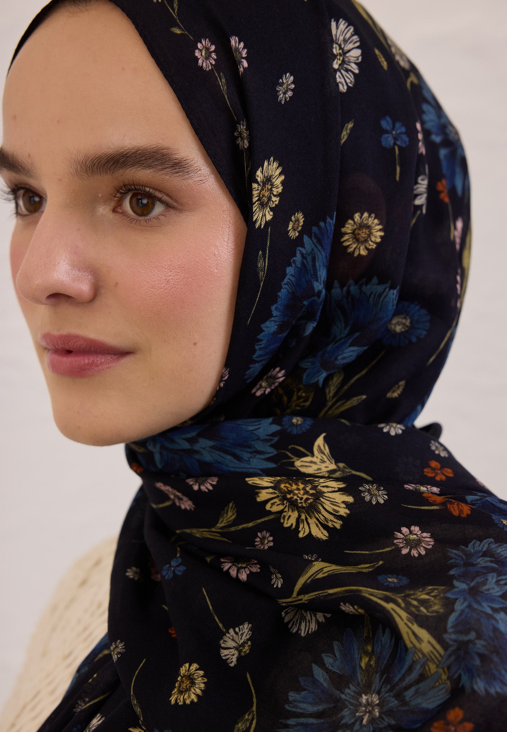 Siyah Bloomıng Dahlıa Desen Rami Şal