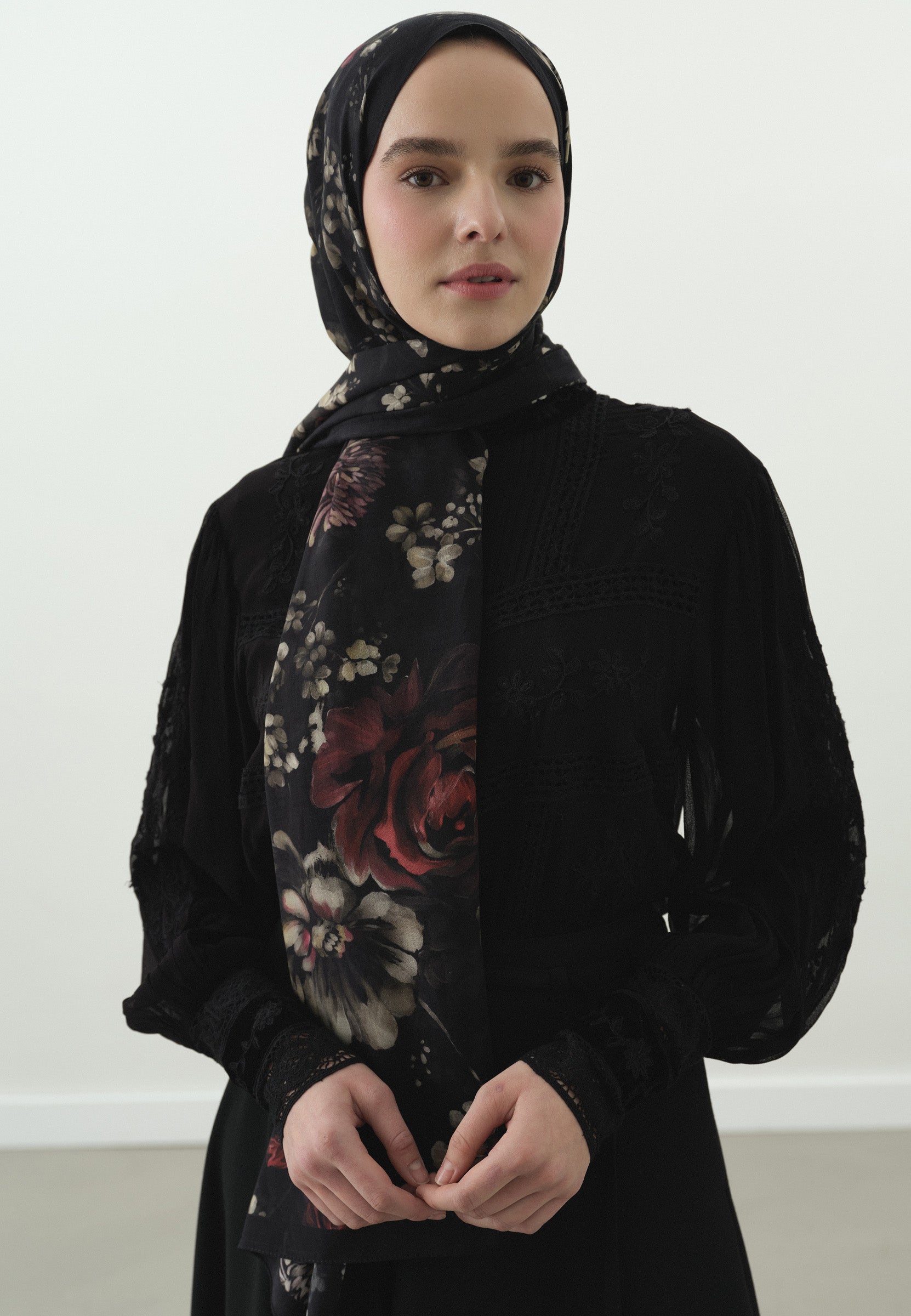 Siyah Mıdnıght Rose Desenli Pamuk Viskon Şal