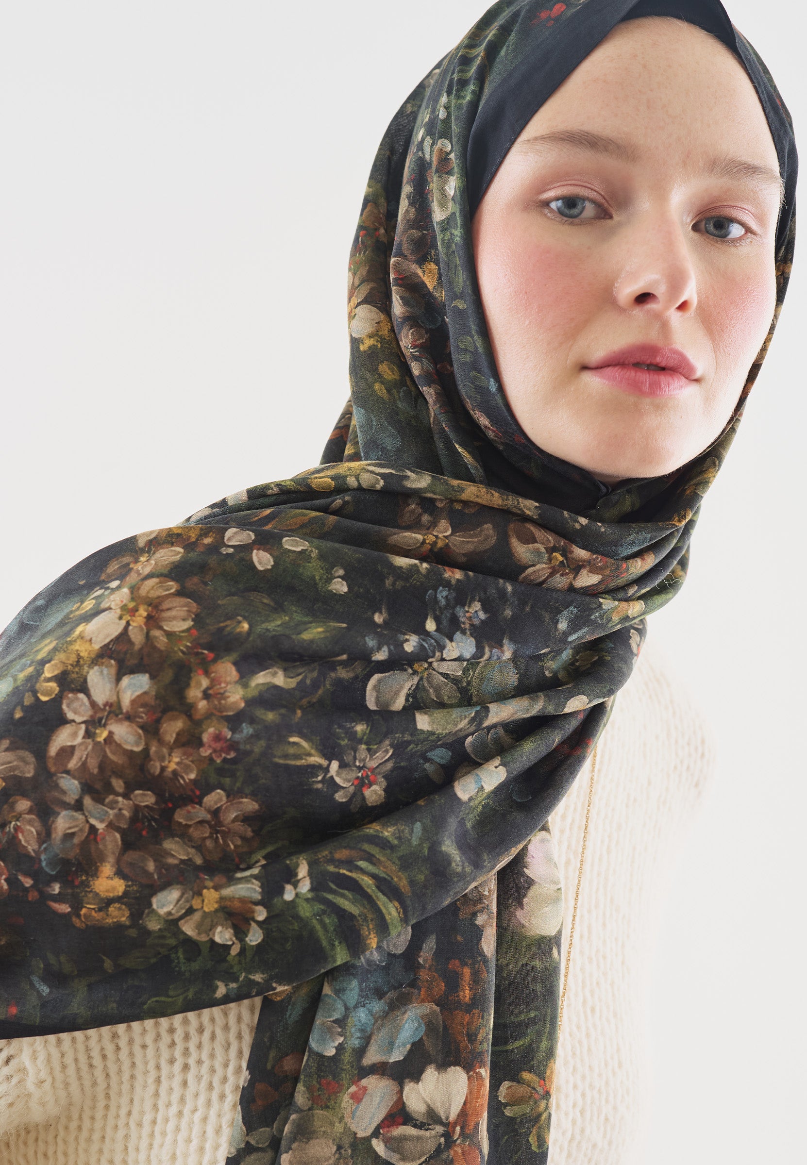 Siyah Dark Beauty Desenli Pamuk Viskon Şal