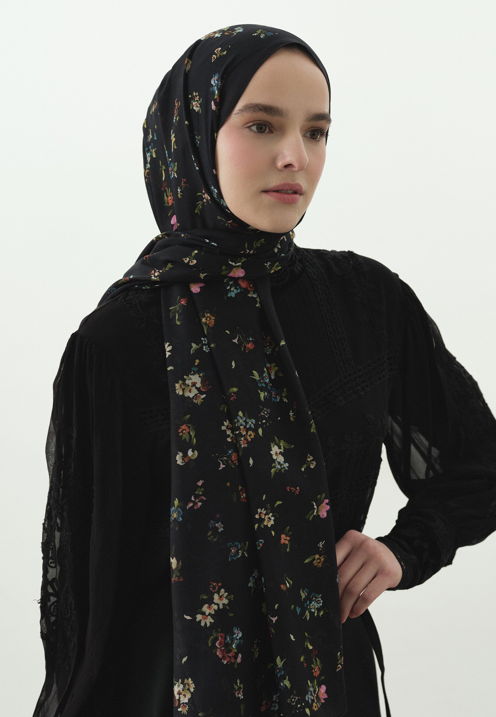Siyah Tıny Blooms Desenli Pamuk Viskon Şal