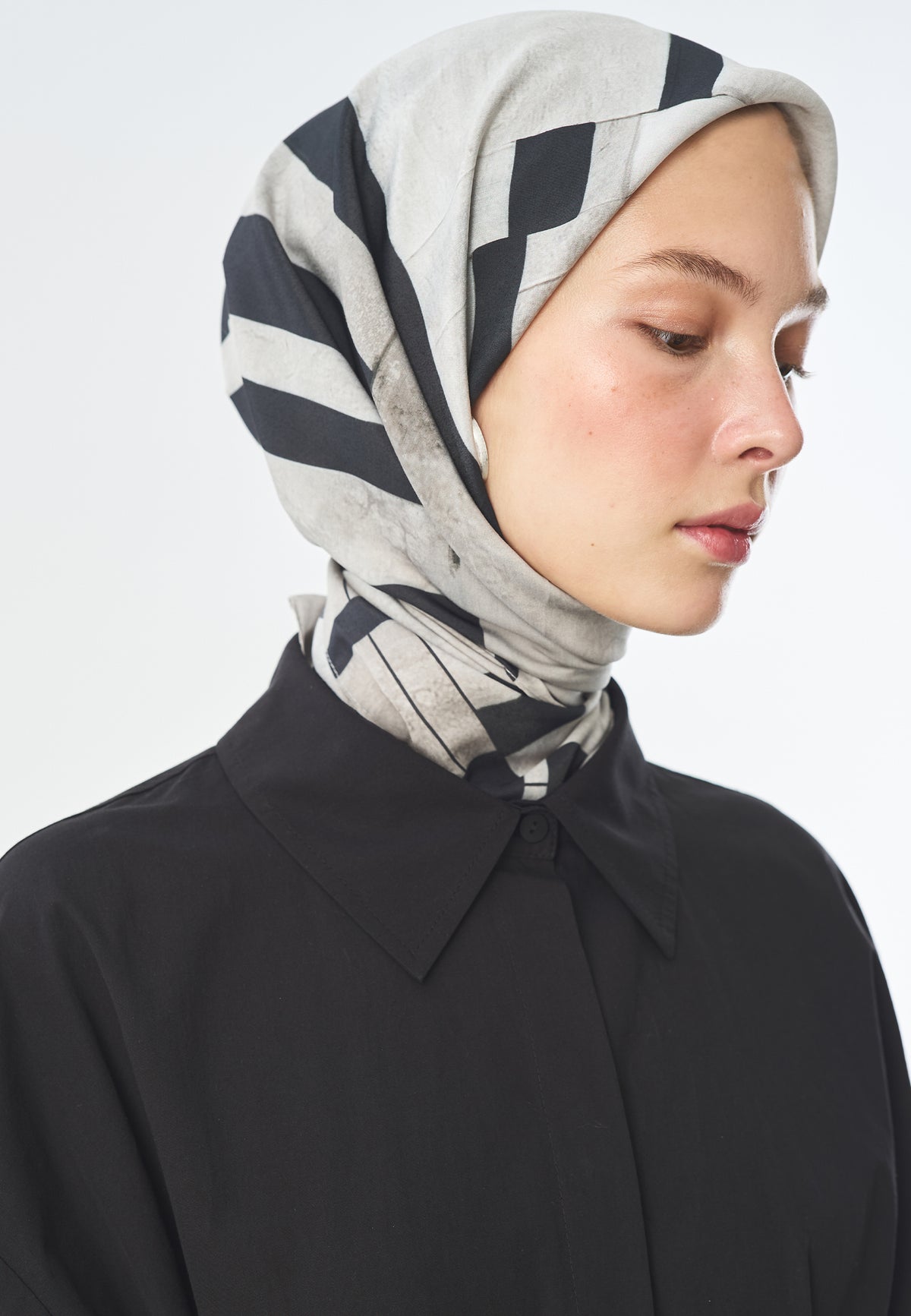 Bold Lines Desen Pamuk İpek Eşarp Siyah