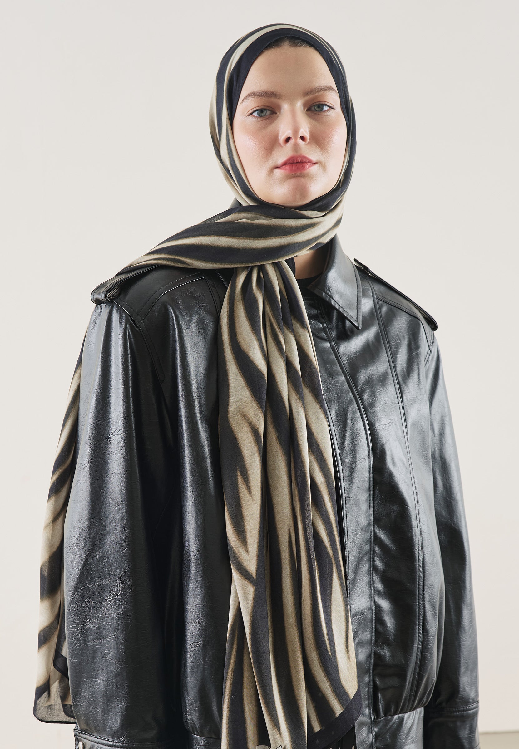 Siyah Zebra Desen Rami Şal