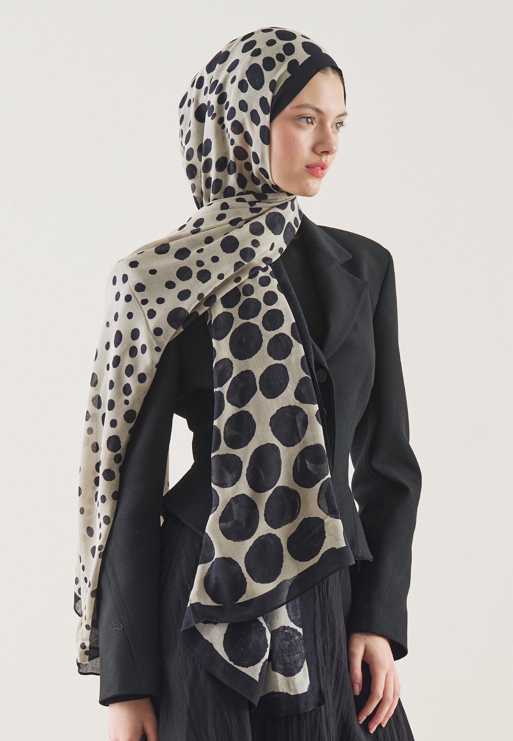 Siyah Polka Dots Desen Rami Şal