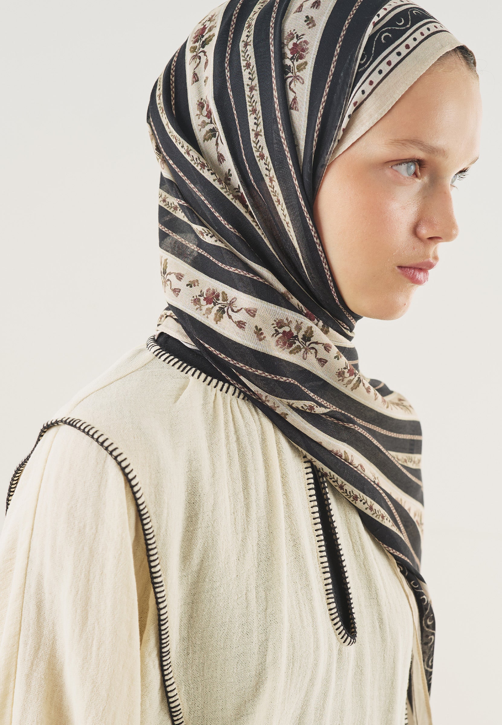 Siyah Floral Lines Desen Soft Viskon Şal