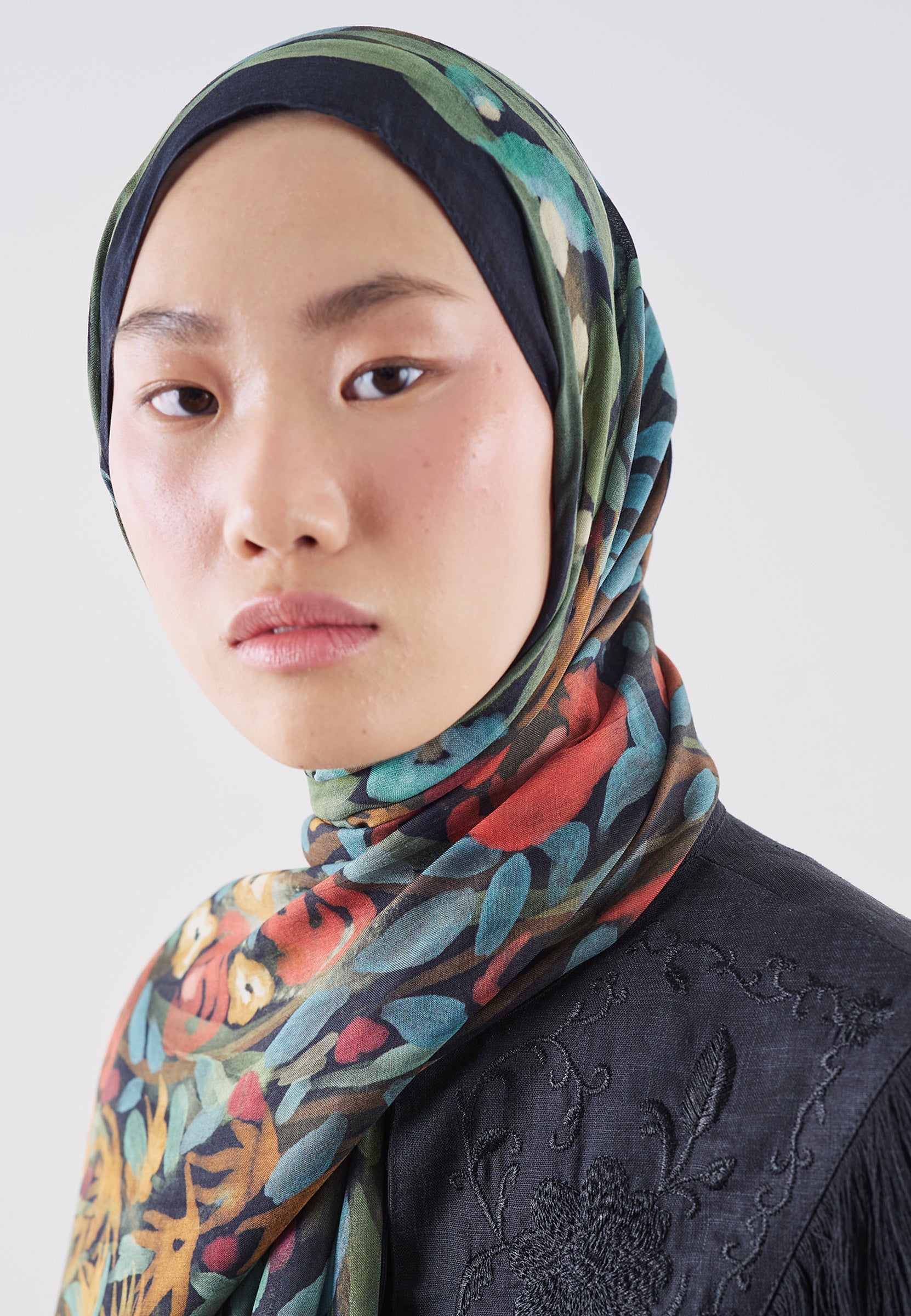 Floral Whimsy Desen Rami Viskon Şal Siyah