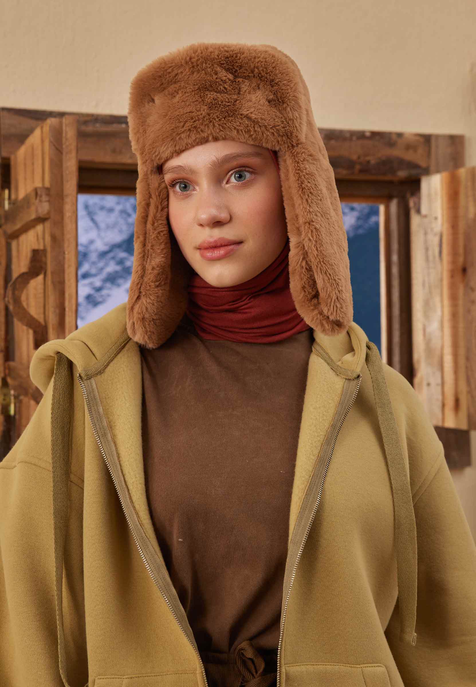 Camel Kulaklı Peluş Şapka