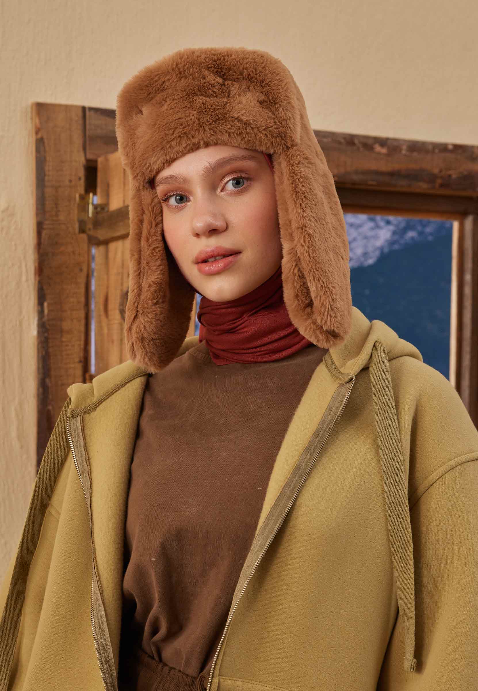 Camel Kulaklı Peluş Şapka